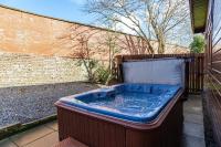 Bluebell Lodge 24 with Hot Tub - Chambres d’hôtes Newton Stewart