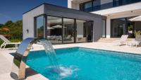 Modern villa Blanka with pool and grill in Tinjan - B&B Kringa