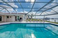 Riverview at Dolphin Drive with stunning sunsets and a short walk to the beach - Bed and Breakfast Cape Coral