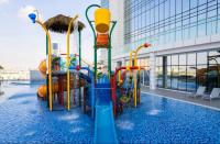 Vogue Vacation Homes, Novotel Residences JVT near Springs Souk Mall, Studio Apartment with Balcony and City View, Access to all Amenities - Chambres d'hôtes Dubaï