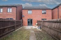 Cosy Two Bedroom House with Driveway Parking and Garden - Chambres d'hôtes Wolverhampton