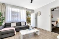 Walk to Beach And Cafes Near City And Airport - B&B West Beach