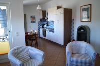 Maritim eingerichtete Fewo mit Balkon, 2 Fernsehern - B&B Ostseebad Kühlungsborn
