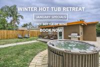 Retro Tiki House with Hot Tub Near Beach - B&B West Palm Beach