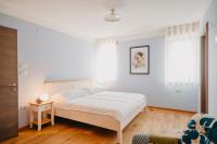 Habitación con cama extragrande.