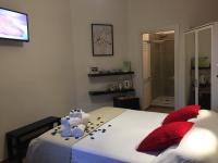 Zimmer mit Kingsize-Bett und seitlichem Meerblick
