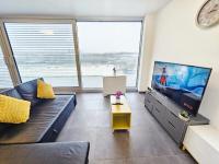 Stylish Penthouse Retreat with Terrace & Parking - Bed and Breakfast Luxemburg