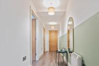#90 The Lux Mint apartment JQ - Close to Birmingham Walk of Stars - Sleeps 6 - " Perfect for Contractors and Families - Free Parking" - B&B Birmingham