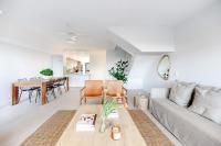 Pooch Friendly Renovated Beach Retreat with Views - B&B Sunrise Beach