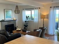 Beachfront Bliss - Stunning Views & Modern Comfort - B&B Te Awanga