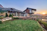 SaffronStays Villa Reya - Bed and Breakfast Trimbak