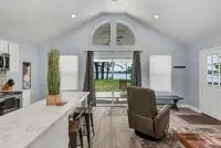 Modern Couples Retreat , Lakefront, Private Dock - B&B Morrilton