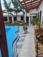 Zimmer mit Queensize-Bett und Poolblick