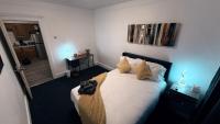 Bachi - Private Room 3 with Parking, Desk & Fast WiFi near Yale, Quinnipiac, SCSU & Hospitals - B&B Hamden