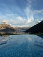 One-Bedroom Apartment with Terrace, Sea View, Pool and Spa Lavender Bay Morinj - Chambres d'hôtes Donji Morinj