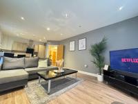 Modern TWO Bedroom Apartment Birmingham City Centre - 2 BATHROOMS - SLEEPS 6 GUESTS - FREE Underground Parking - FAST Speed Internet - B&B Birmingham