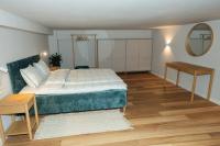 Prague City Center 99m2 Andel Family Apartment for 6 Bath and Shower Self Check in - Chambres d'hôtes Prague