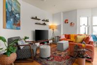 Free Parking - Chic King Bed - 95 Walk Score - Huge Patio! - B&B Seattle