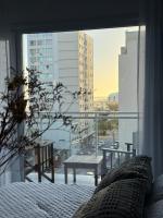 Monoambiente luminoso a pasos del mar con cochera - Bed and Breakfast Necochea