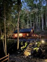 Luxury in the Smokey Mountains with Hot Tub Pet Friendly Cabin A - Bed and Breakfast Elizabethton