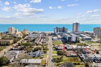 Elegant Huge Ocean View 4 King, Private Pool, Huge Yard, Enormous Game Garage, BBQ, & Rooftop Deck - Bed and Breakfast Myrtle Beach