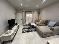 Luxury Modern Apartment in Bryanston with Fast Wi-Fi, Balcony & Parking - Bed and Breakfast Johannesburg