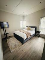 Luxury Modern Apartment in Bryanston with Fast Wi-Fi, Balcony & Parking - Bed and Breakfast Johannesburg