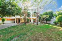 Bangkok Cozy Garden Pool Villa Sukhumvit - B&B Phra Khanong