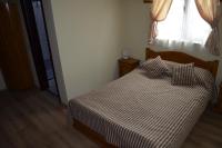 Zimmer mit Kingsize-Bett und Balkon