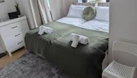 2BR Penthouse Flat in West London Near Elizabeth Line - Chambres d’hôtes Hayes