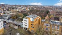 City Service Lets - Spacious London 2 Bed Apartment with Balcony Near Underground - Bed and Breakfast Londen