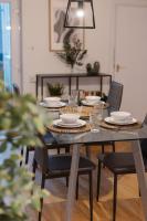 Modern 3 Bedroom House In Salford, Sleeps 7, 16 Minutes from Manchester City Centre, Free Parking & Wi-Fi, Weekly And Monthly Stays, Great Rates Available At Peachy Stays - Chambres d'hôtes Manchester
