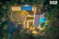 StayVista at The Solitaire Home with BBQ, Lawn, AC - Chambres d’hôtes Dhamni