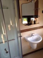 Tweepersoonskamer met 2 Aparte Bedden en Badkamer