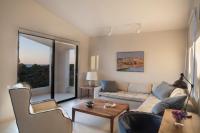 Appartamento su 2 Livelli con 3 Camere da Letto e Vista Mare
