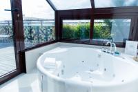 Doppelzimmer mit Terrasse und Whirlpool-Badewanne