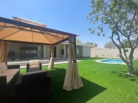 Luxury Villa with Private Swimming Pool - Bed and Breakfast Manamah