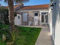 GRANDE MAISON DE VILLE - 10min du Centre-ville - Jardin Terrasse Barbecue Terrain de Pétanque - Moderne & Confort - Chambres d'hôtes La Rochelle