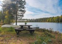Lakeside Home near Kungsberget with a lake view and own jetty, 4 bedrooms - Ferienwohnung Kungsfors