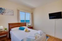 Makenzy Sandy Beachfront Paradise - B&B Larnaka