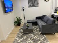 cozy basement suite with 1-bed, wi-fi & Neflix - Bed and Breakfast Edmonton
