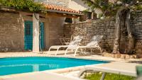 Rustic villa Janko with pool in Sveti Lovrec - Bed and Breakfast Vošteni