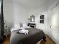 Habitación con cama grande 