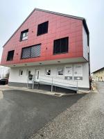 Moderne Maisonette-Ferienwohnung mit Dachterrasse, Waldblick & Parkplatz - B&B Friedburg