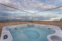 NEW - Only Suites Unit 2, Modern 2-Bedroom apartment with common heated Jacuzzi by SF Homes - Chambres d'hôtes San Ġiljan