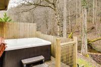 Creekside Home w/ Hot Tub, 3 Mi to Dtwn Gatlinburg - B&B Gatlinburg
