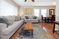 OPEN 4BR2BA Sleeps 8 Near Hwy Covered Deck - Bed and Breakfast Louisville