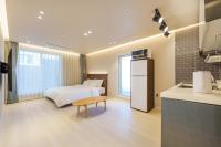 Zimmer mit Kingsize-Bett und Meerblick