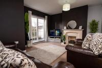 3BR House Sleeps 6 with Parking Near Ormeau Park - B&B Belfast