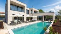 Modern Villa Caruso with pool in Vabriga - B&B Vabriga